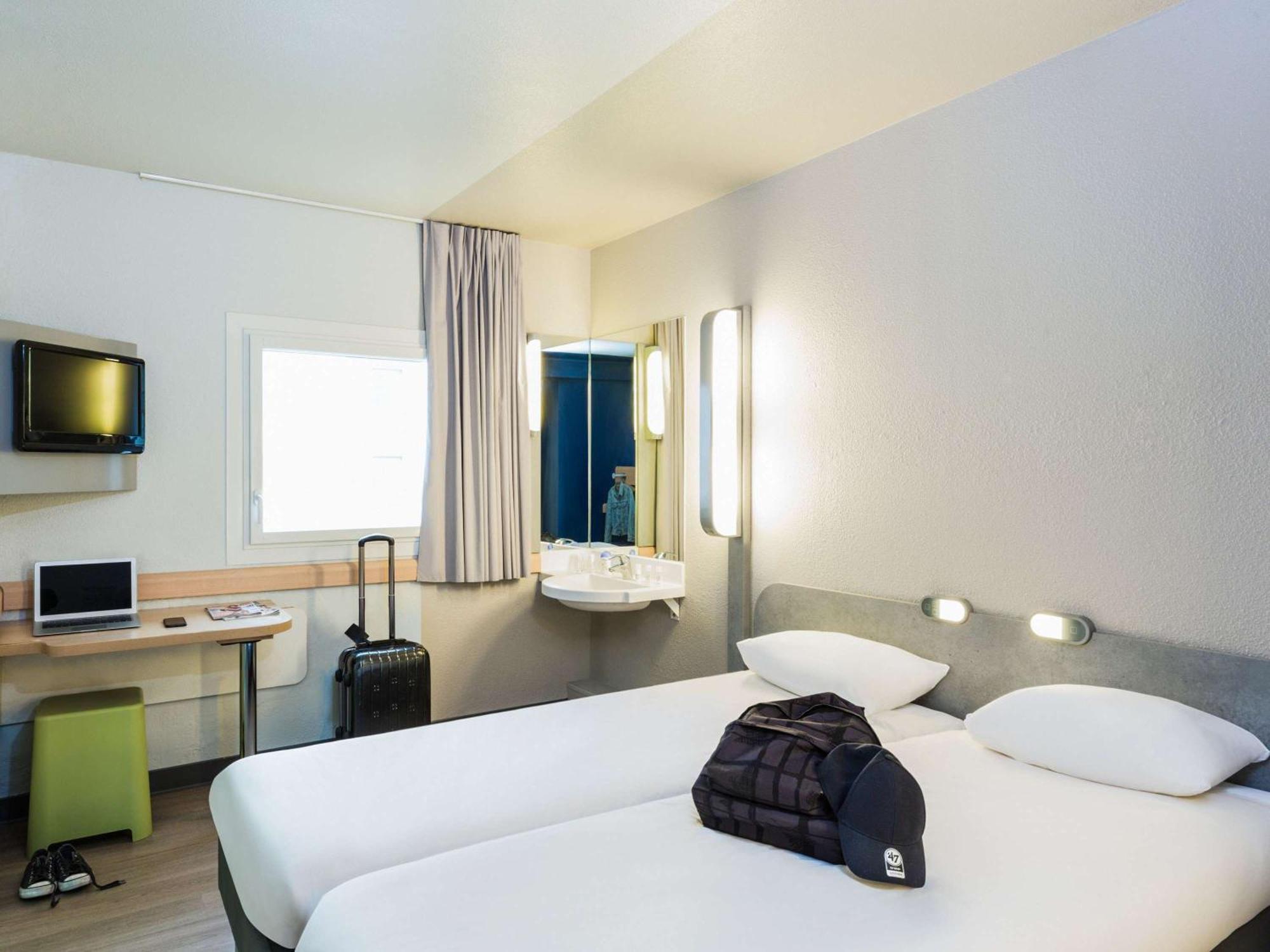 Hotel Ibis Budget Paris Porte De Montmartre 2*